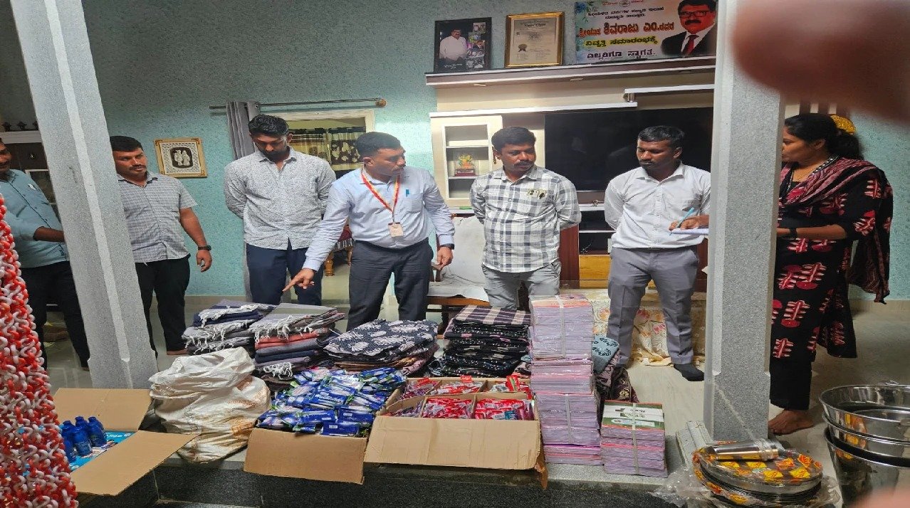 ನಿವೃತ್ತ ಹಾಸ್ಟೆಲ್ ಅಧೀಕ್ಷಕನ ಮನೆ, ಫಾರ್ಮ್ಹೌಸ್ ಮೇಲೆ ಲೋಕಾಯುಕ್ತ ಪೊಲೀಸರು ದಾಳಿ : ಭಾರಿ ಪ್ರಮಾಣದ ಮದ್ಯ, ಚಿನ್ನಾಭರಣ ಪತ್ತೆ